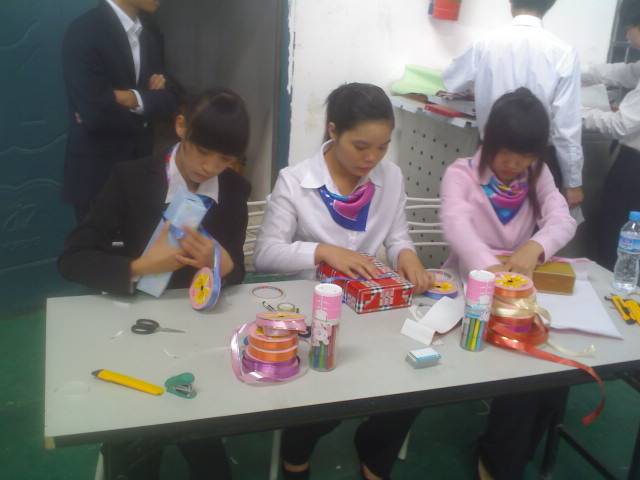 圖七 超市營銷項目比賽選手（shǒu）進行商品包裝