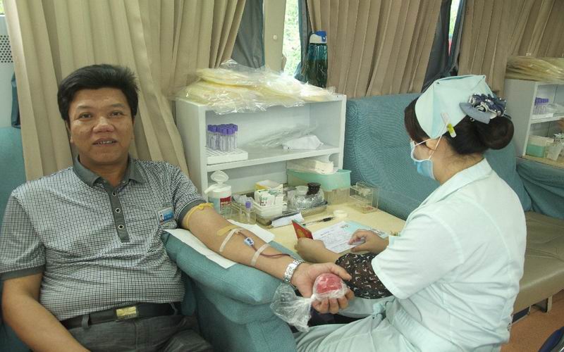 鍾修仁（rén）副校長開心獻血 