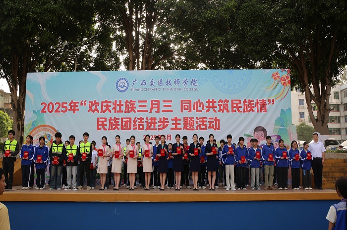 1744769501681020576.jpg 張(zhāng)建勤為獲得銀牌的參賽選手(shǒu)頒獎.jpg