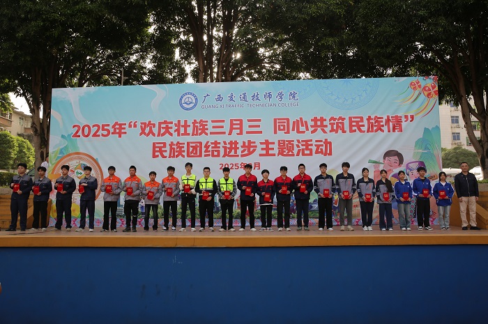 1744769523055047738.jpg 蒙青山為獲得銅牌的參賽(sài)選手頒獎.jpg