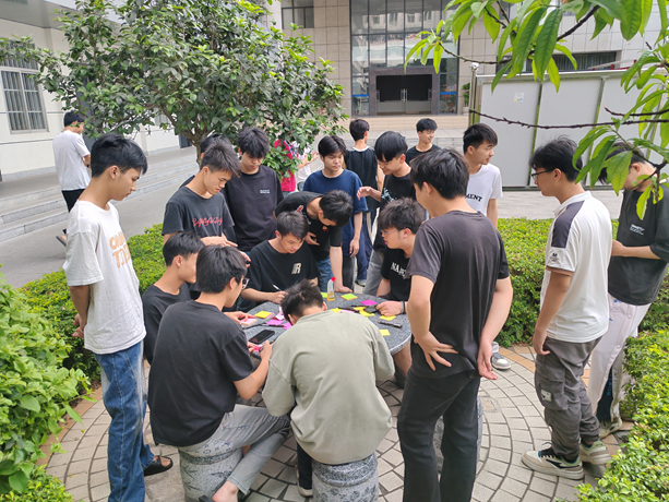 1745551918196072885.png 同學們認真(zhēn)寫祝福卡片.png