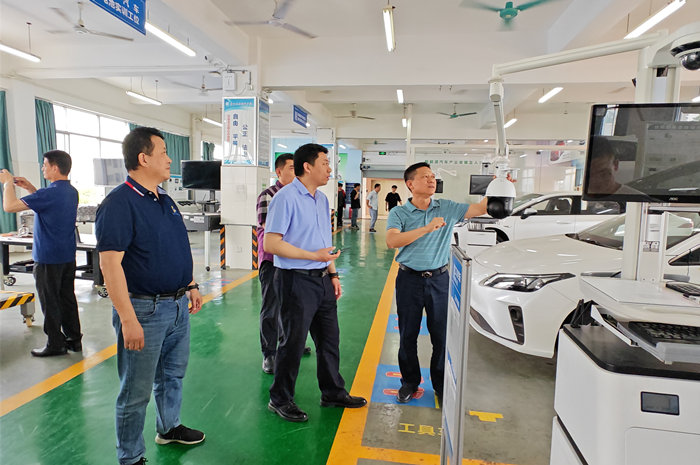 1745975211114087852.jpg 參觀新能源汽車實訓基地_副本(běn).jpg