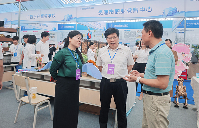 1747381509162034074.jpg 毛紅孫主任向自治區人社廳領導介紹參(cān)展作品.jpg