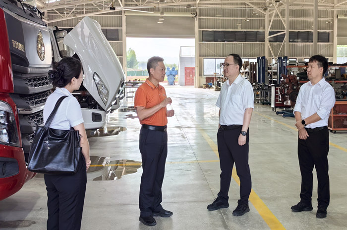 1747908185714008937.jpg 在(zài)重型車輛實訓基地調研_副本.jpg