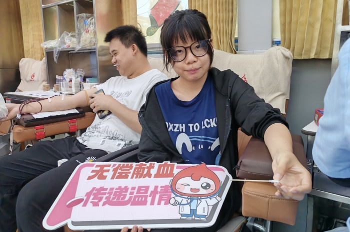 1748591363049070492.png 學生在(zài)獻血車內獻(xiàn)血.png