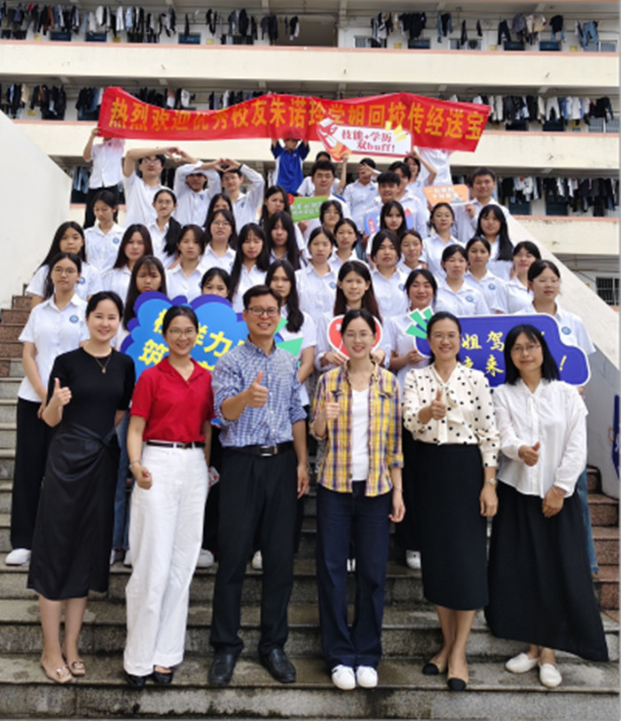 1748596924953026353.jpg 圖5:朱諾玲(líng)和2024交通客運(yùn)服務2班合影(1)_副本(běn).jpg