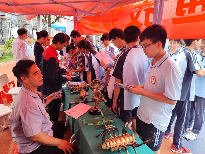 1748996868275008700.jpg “變廢為寶”創意(yì)作品展示.jpg