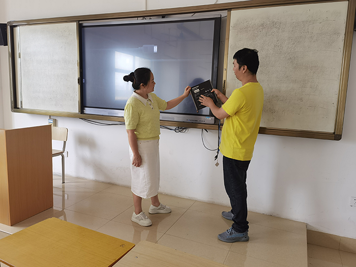 1750639828542039603.jpg 檢查教學一體機.jpg