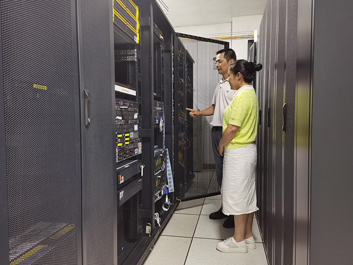 1750639841318000338.jpg 檢查中心機房設備.jpg