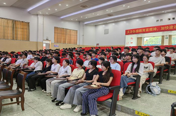 1756084568747081817.jpg 誌願者認真聽課(kè).jpg