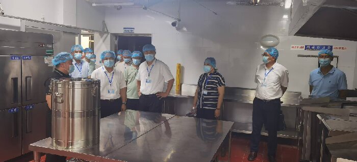 1756090751507027327.jpg 學院院(yuàn)領導查看食材存儲條件.jpg