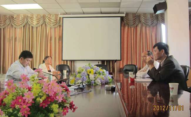 韋紅教院長向對方介紹我（wǒ）院情況