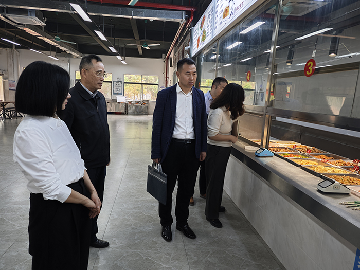 學院領導在檢查伊嶺校區學生飯（fàn）堂.jpg