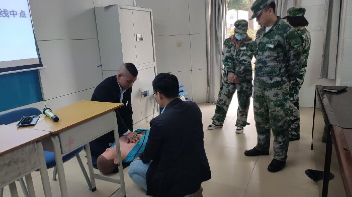 1741770326995046523.jpg 安保人員模擬按壓操作.jpg