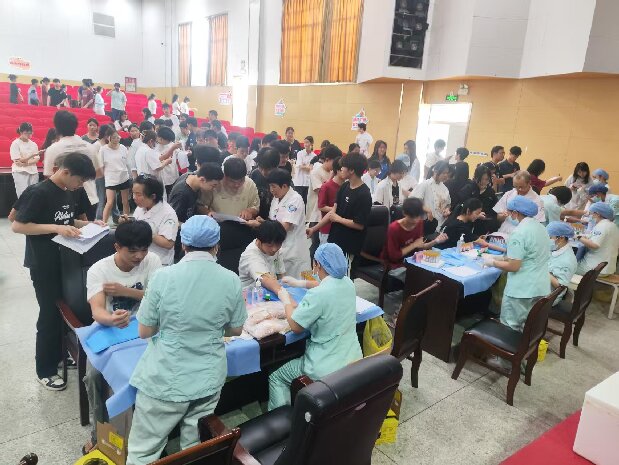 1744935442409069966.jpg 學生學習防艾知識.jpg