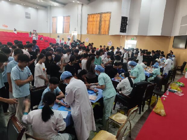 1744935448625099073.jpg 學生(shēng)排隊做(zuò)篩查.jpg