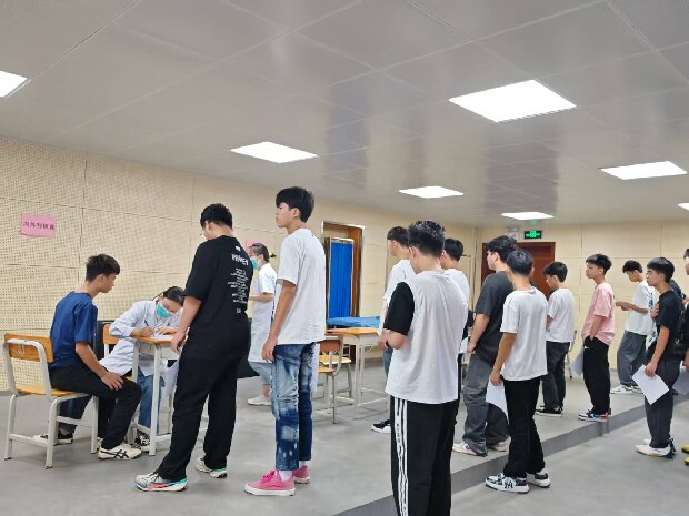 1756457623580095668.jpg 1.新生入學體檢內外科檢查現場.jpg