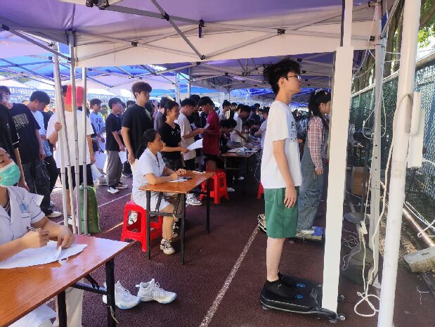 1756457645258004836.jpg 3.新生入(rù)學身高體重測量(liàng)現場.jpg