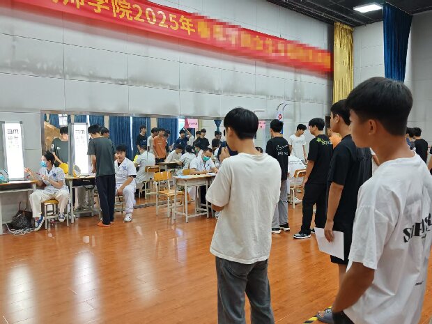 1756457662789000231.jpg 4.新生(shēng)入(rù)學視力(lì)檢測現場.jpg